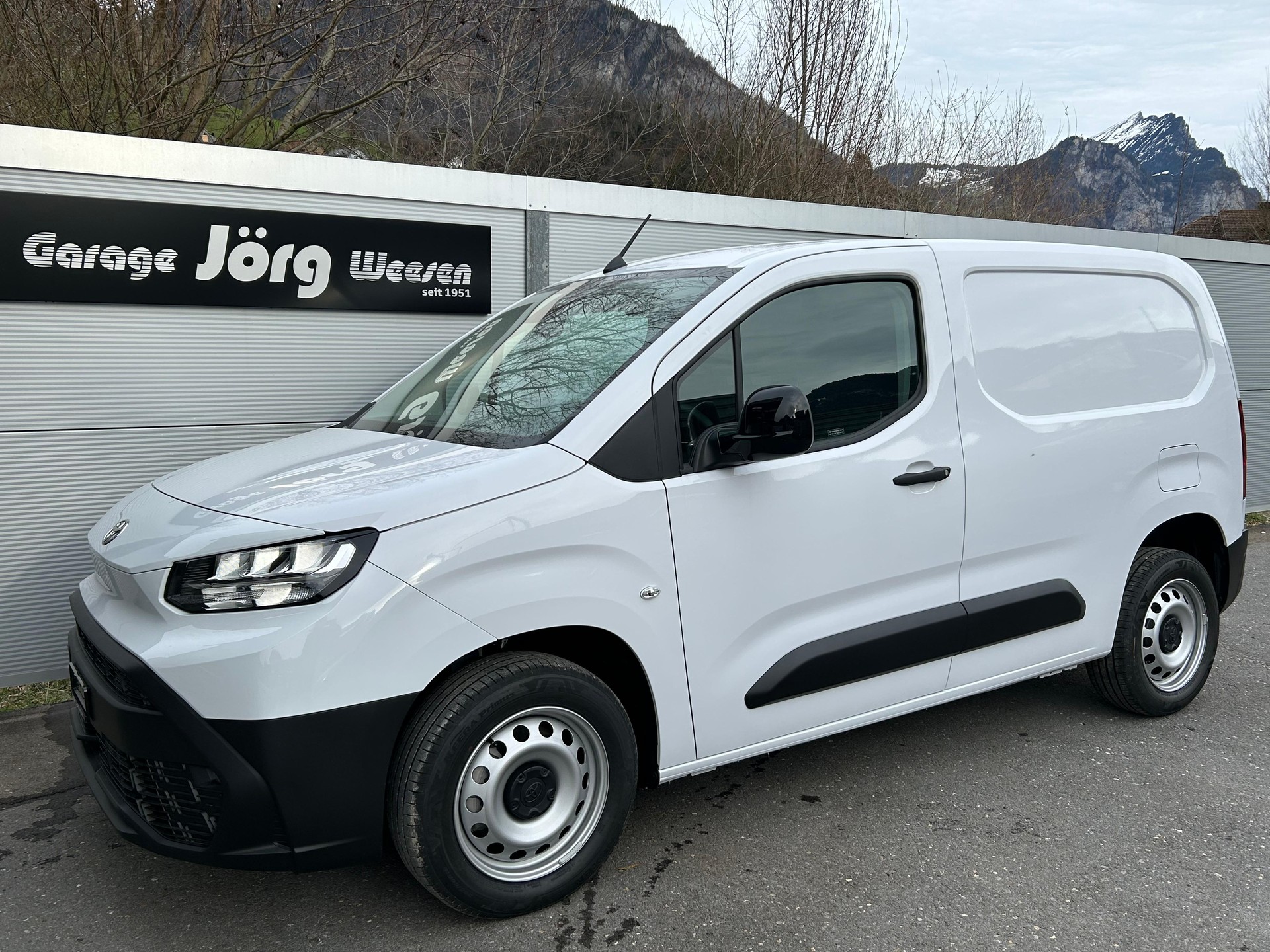 TOYOTA PROACE CITY Van L1 1.2 Active-image-0