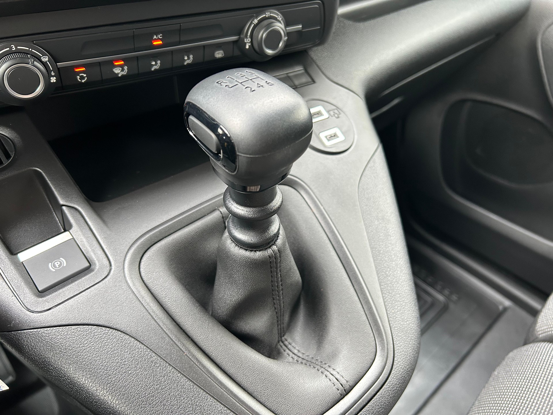 TOYOTA PROACE CITY Van L1 1.2 Active-image-13