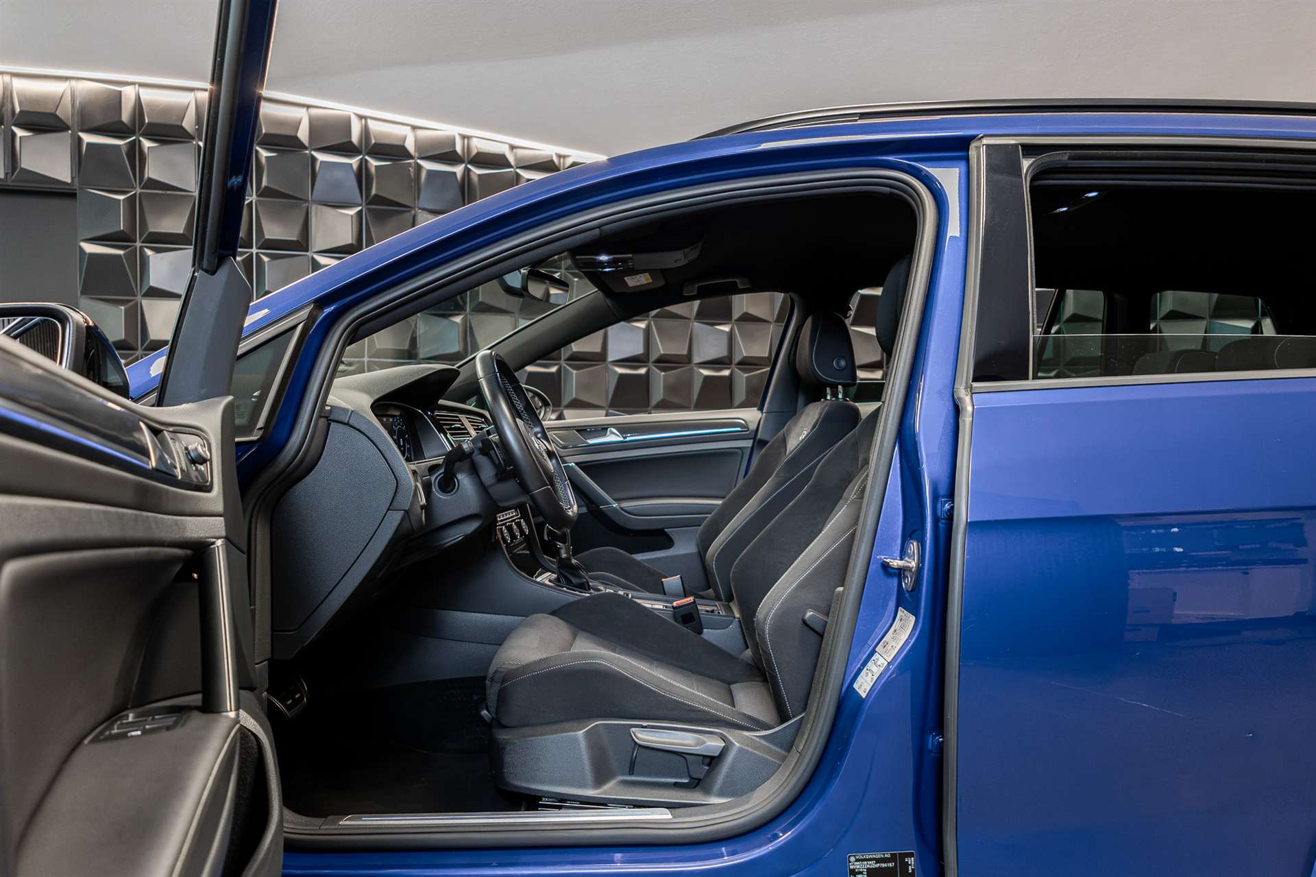 VW Golf Variant 2.0 TSI R 4Motion DSG-image-10