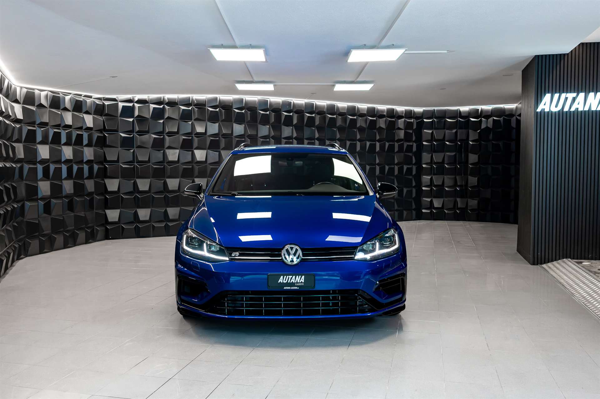 VW Golf Variant 2.0 TSI R 4Motion DSG-image-3