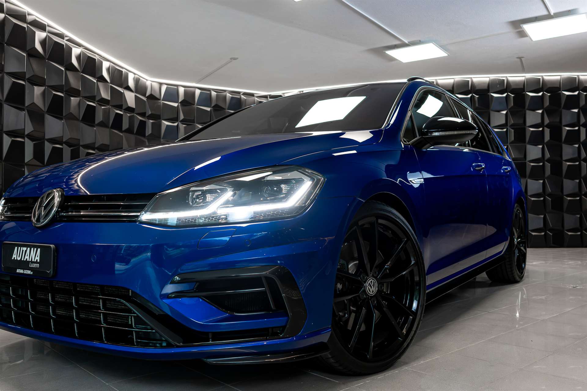 VW Golf Variant 2.0 TSI R 4Motion DSG-image-25