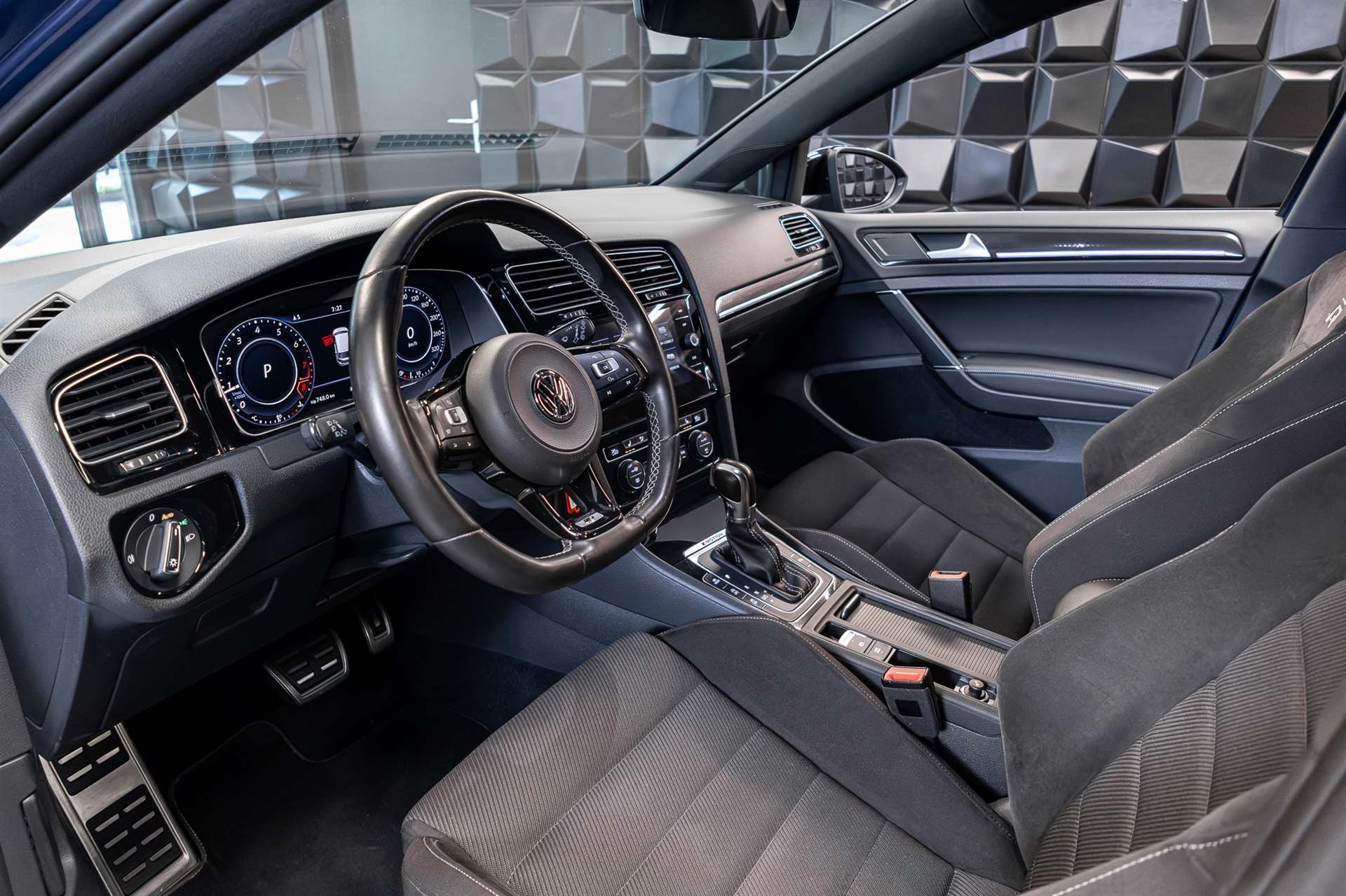 VW Golf Variant 2.0 TSI R 4Motion DSG-image-11