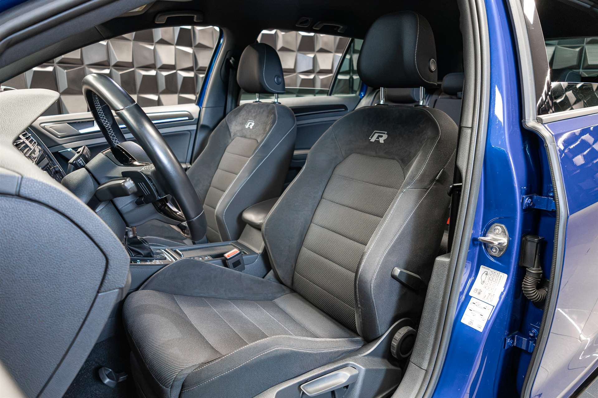 VW Golf Variant 2.0 TSI R 4Motion DSG-image-12