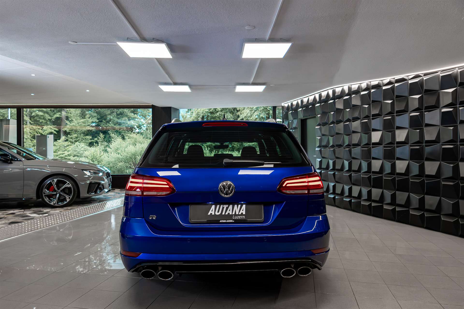 VW Golf Variant 2.0 TSI R 4Motion DSG-image-4