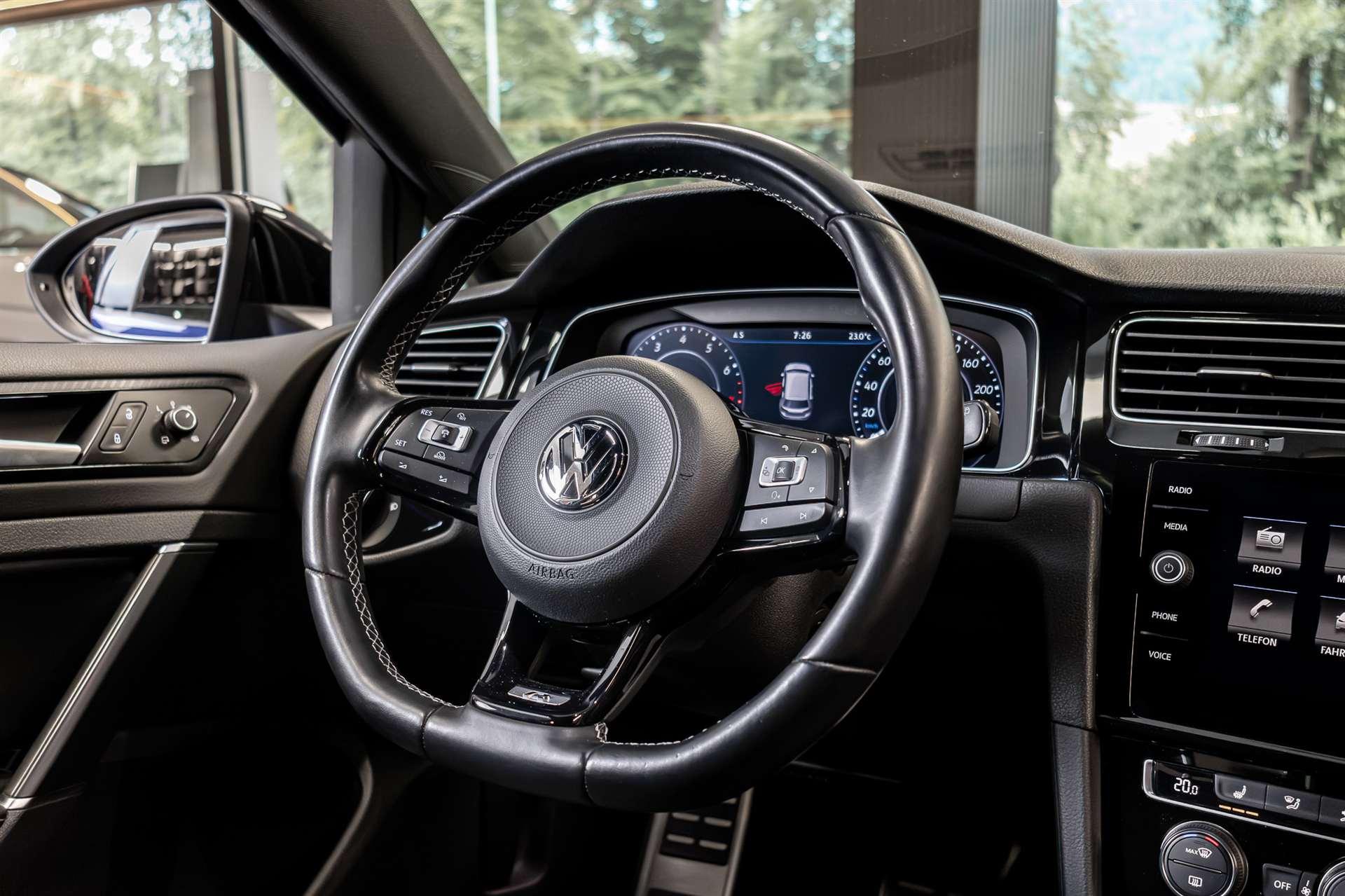 VW Golf Variant 2.0 TSI R 4Motion DSG-image-6