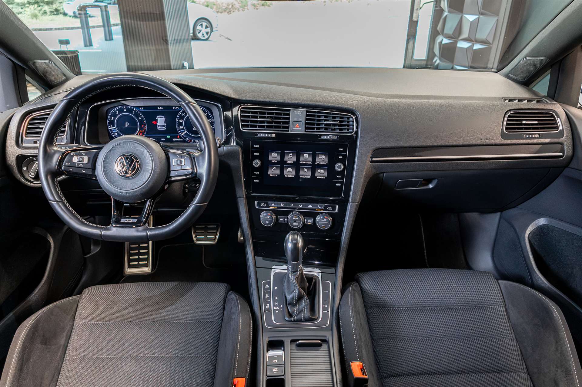 VW Golf Variant 2.0 TSI R 4Motion DSG-image-5