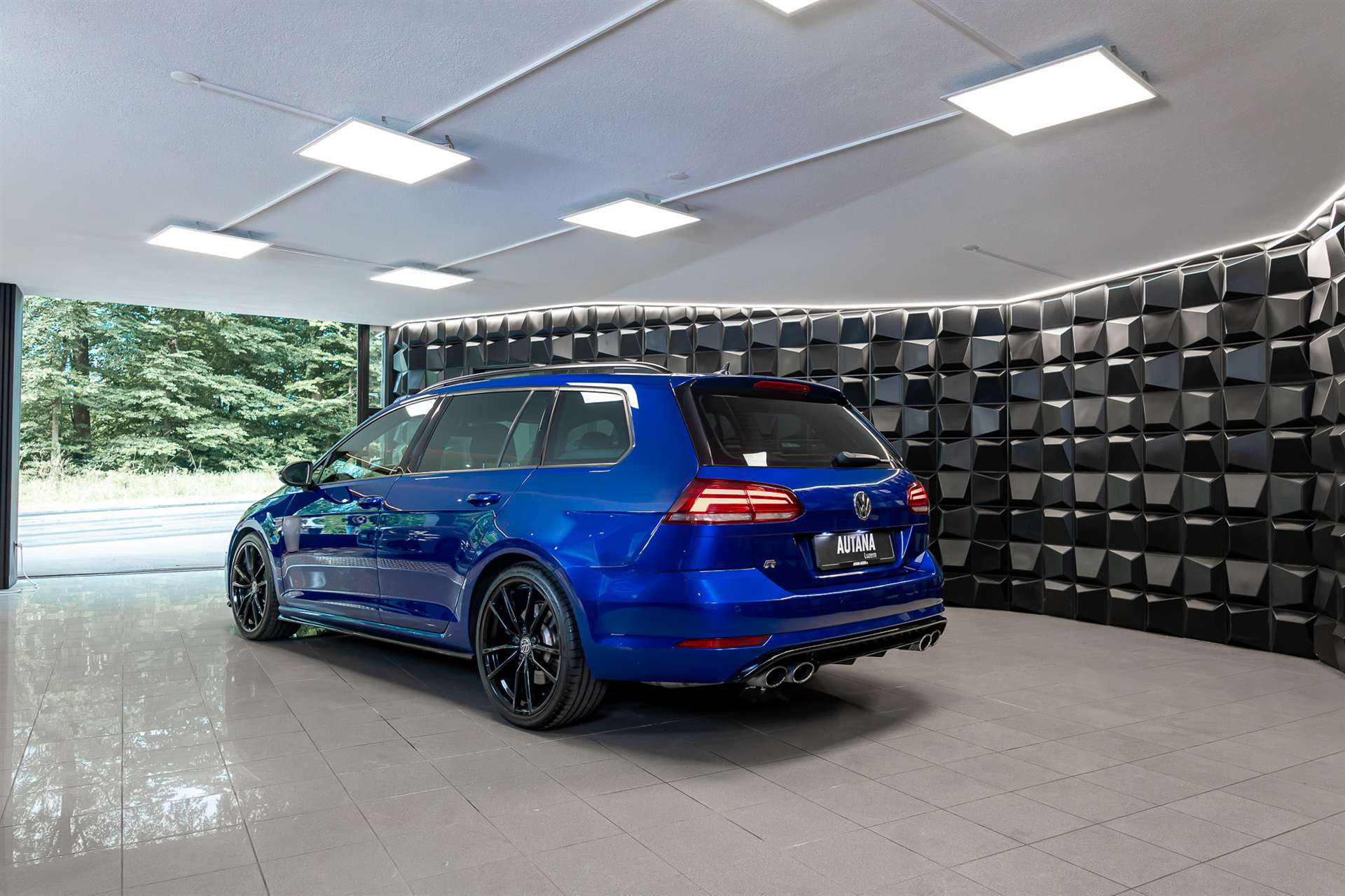 VW Golf Variant 2.0 TSI R 4Motion DSG-image-2