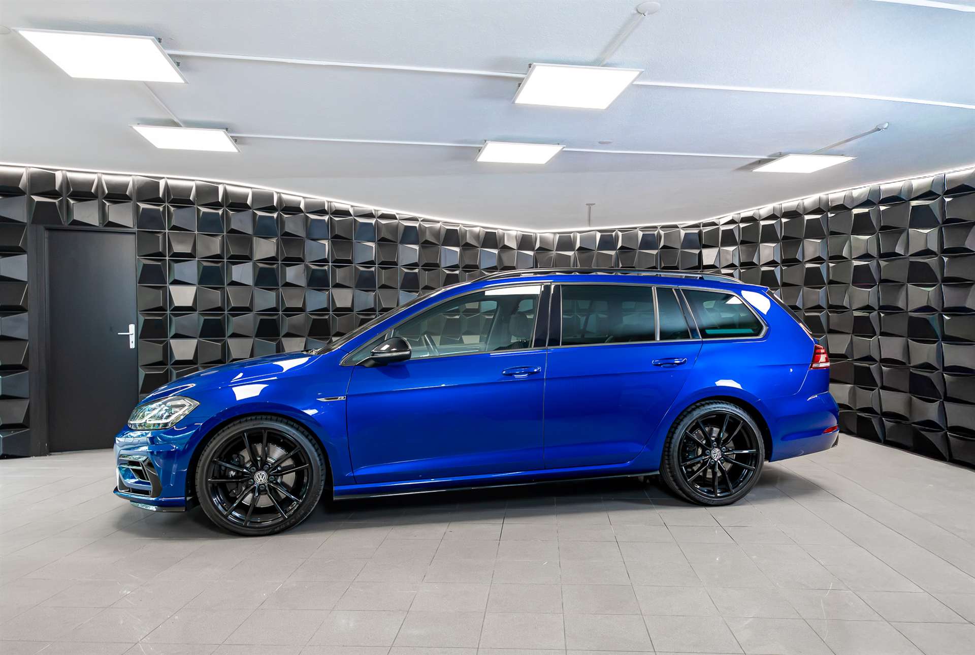 VW Golf Variant 2.0 TSI R 4Motion DSG-image-1