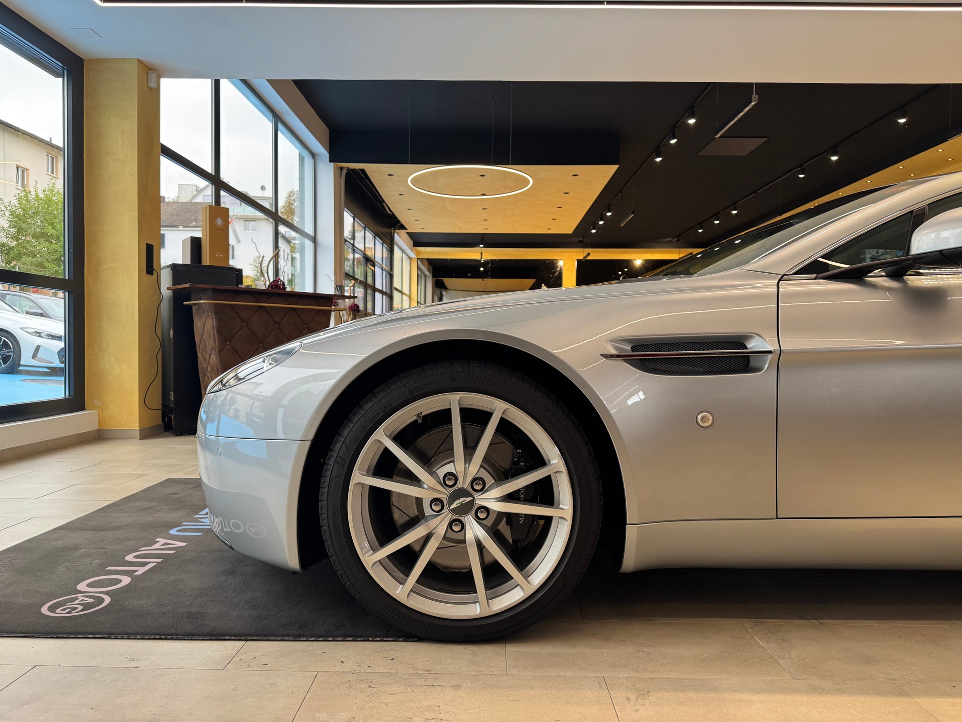 ASTON MARTIN V8 Vantage 4.7-image-10