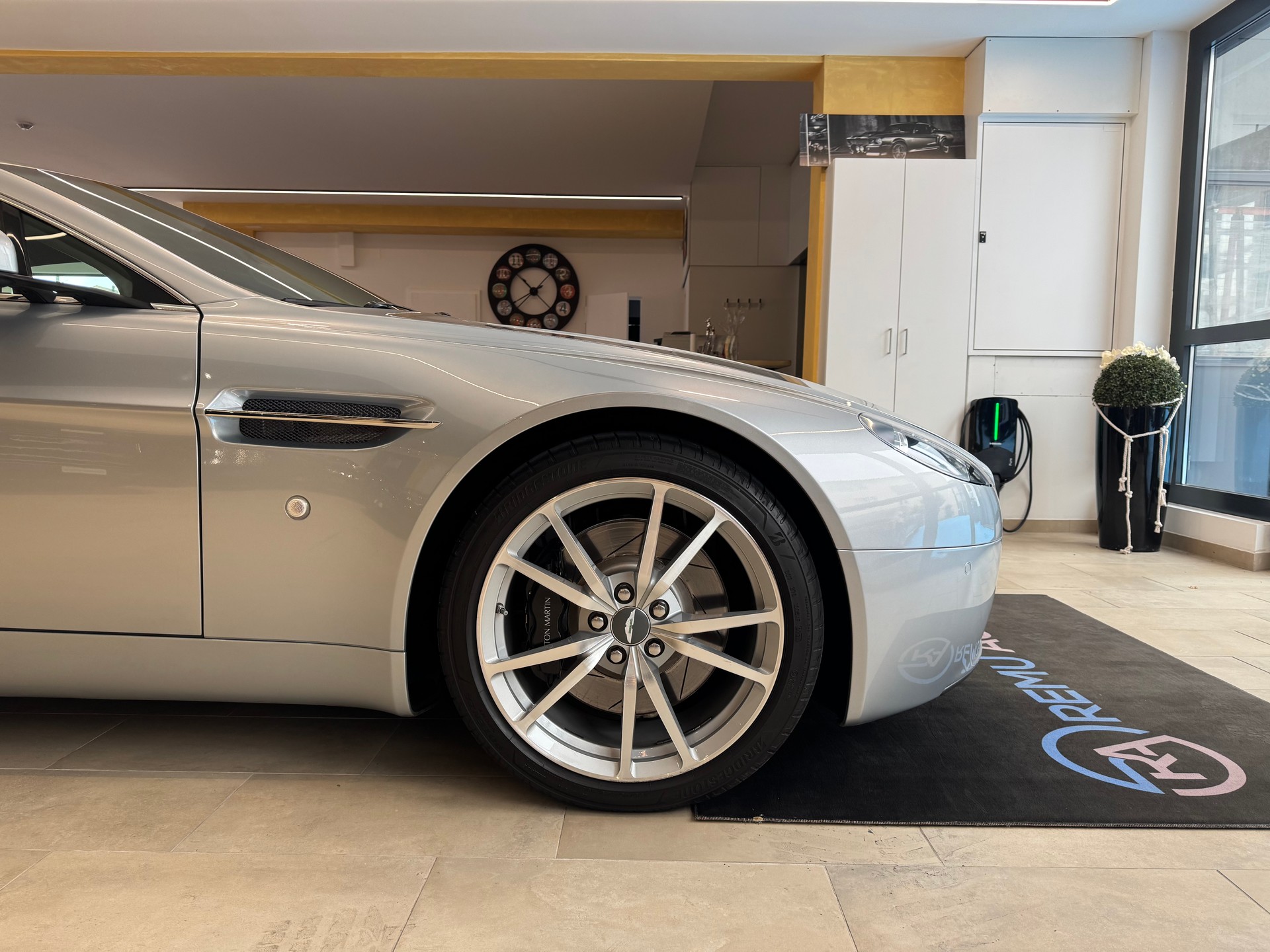 ASTON MARTIN V8 Vantage 4.7-image-13