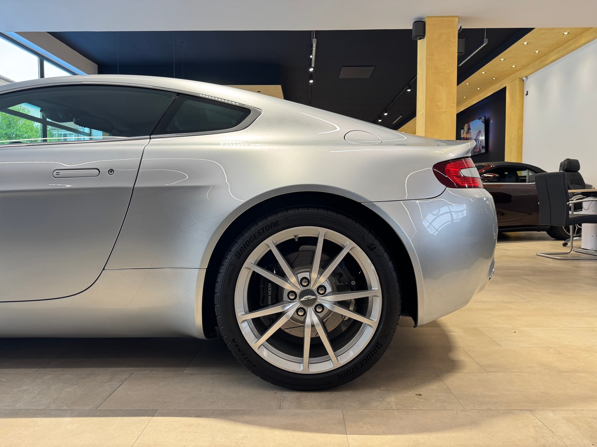 ASTON MARTIN V8 Vantage 4.7-image-11