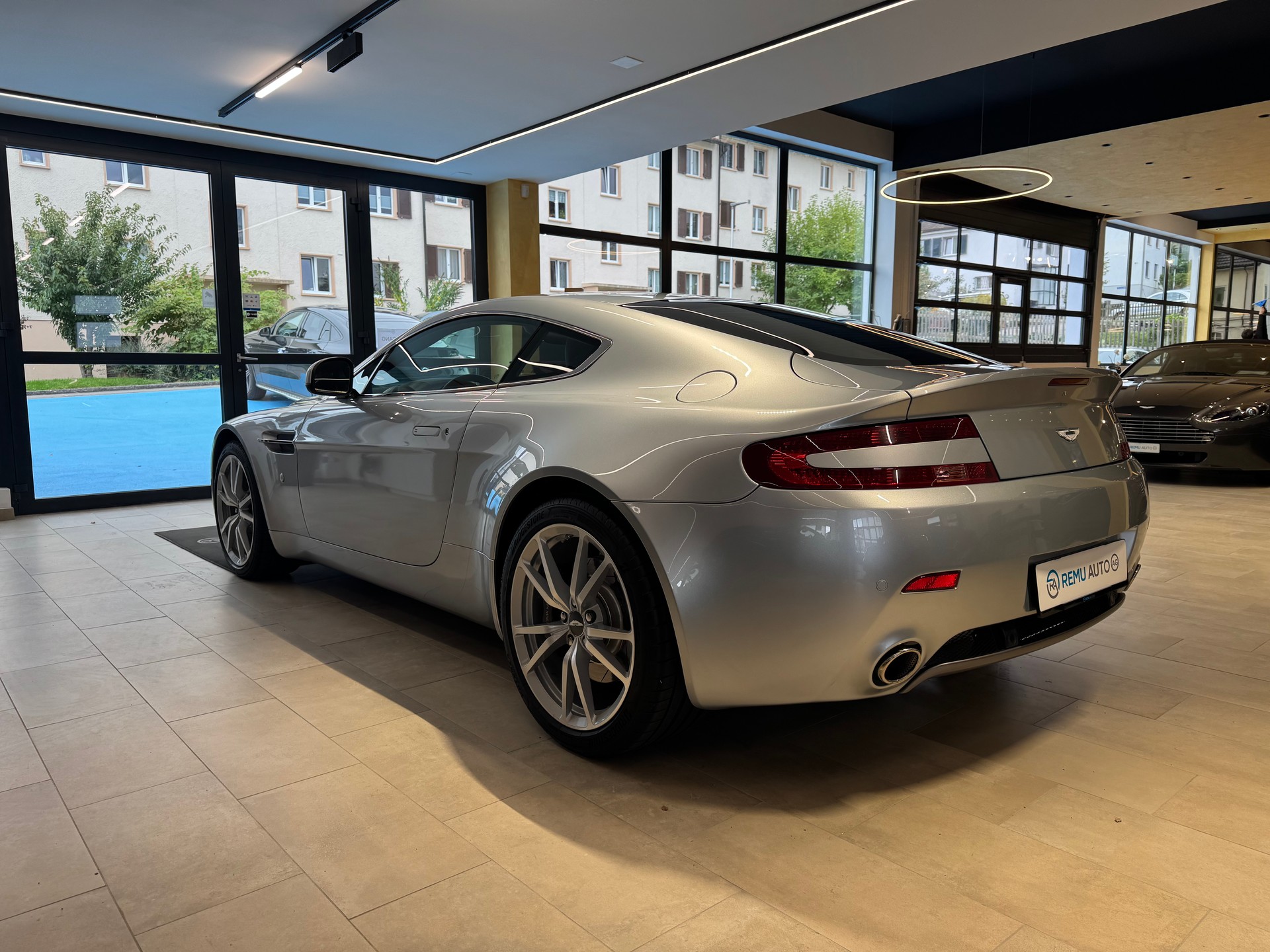 ASTON MARTIN V8 Vantage 4.7-image-5