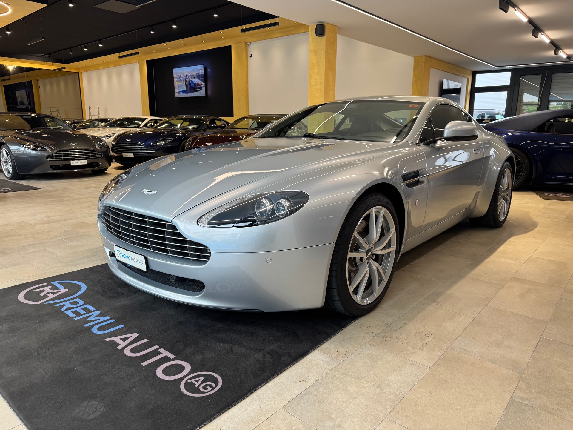 ASTON MARTIN V8 Vantage 4.7-image-7