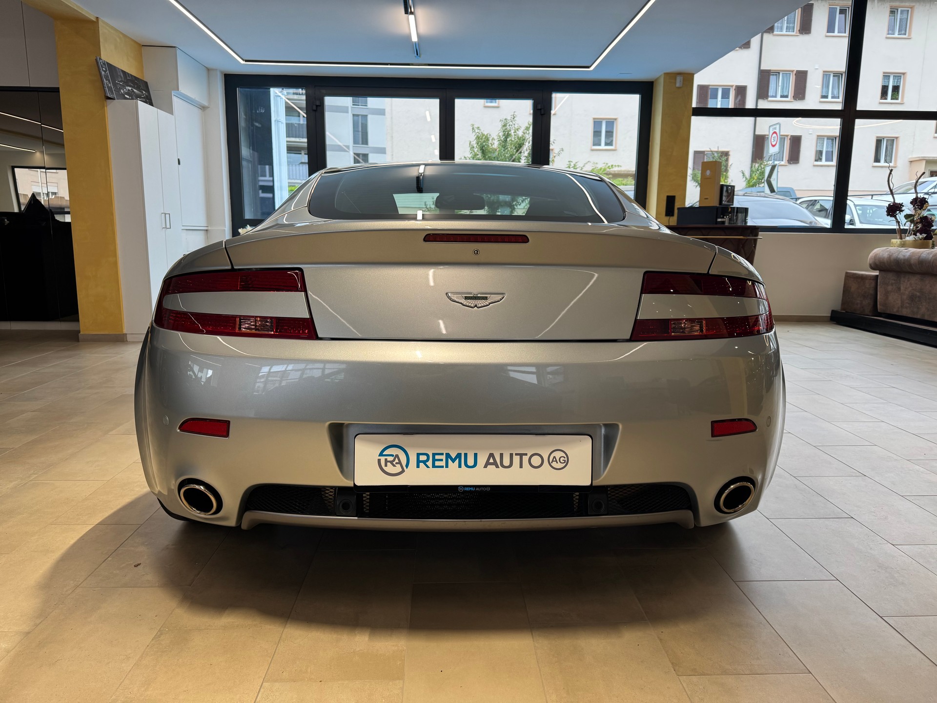 ASTON MARTIN V8 Vantage 4.7-image-3