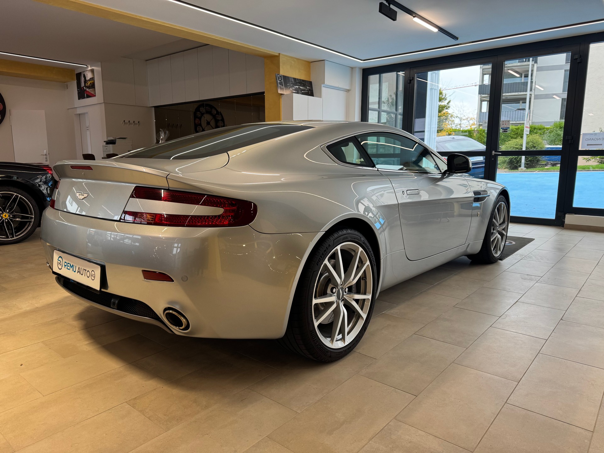 ASTON MARTIN V8 Vantage 4.7-image-2