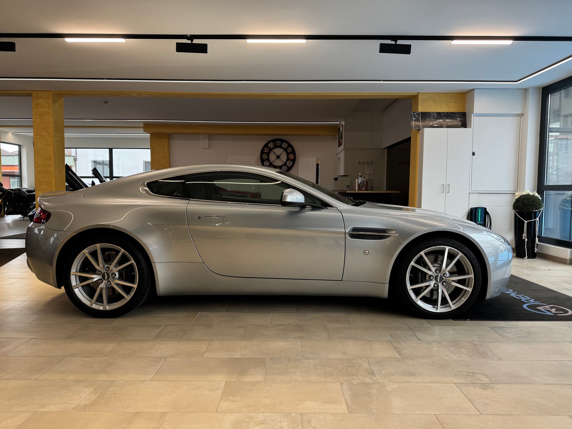 ASTON MARTIN V8 Vantage 4.7-image-1