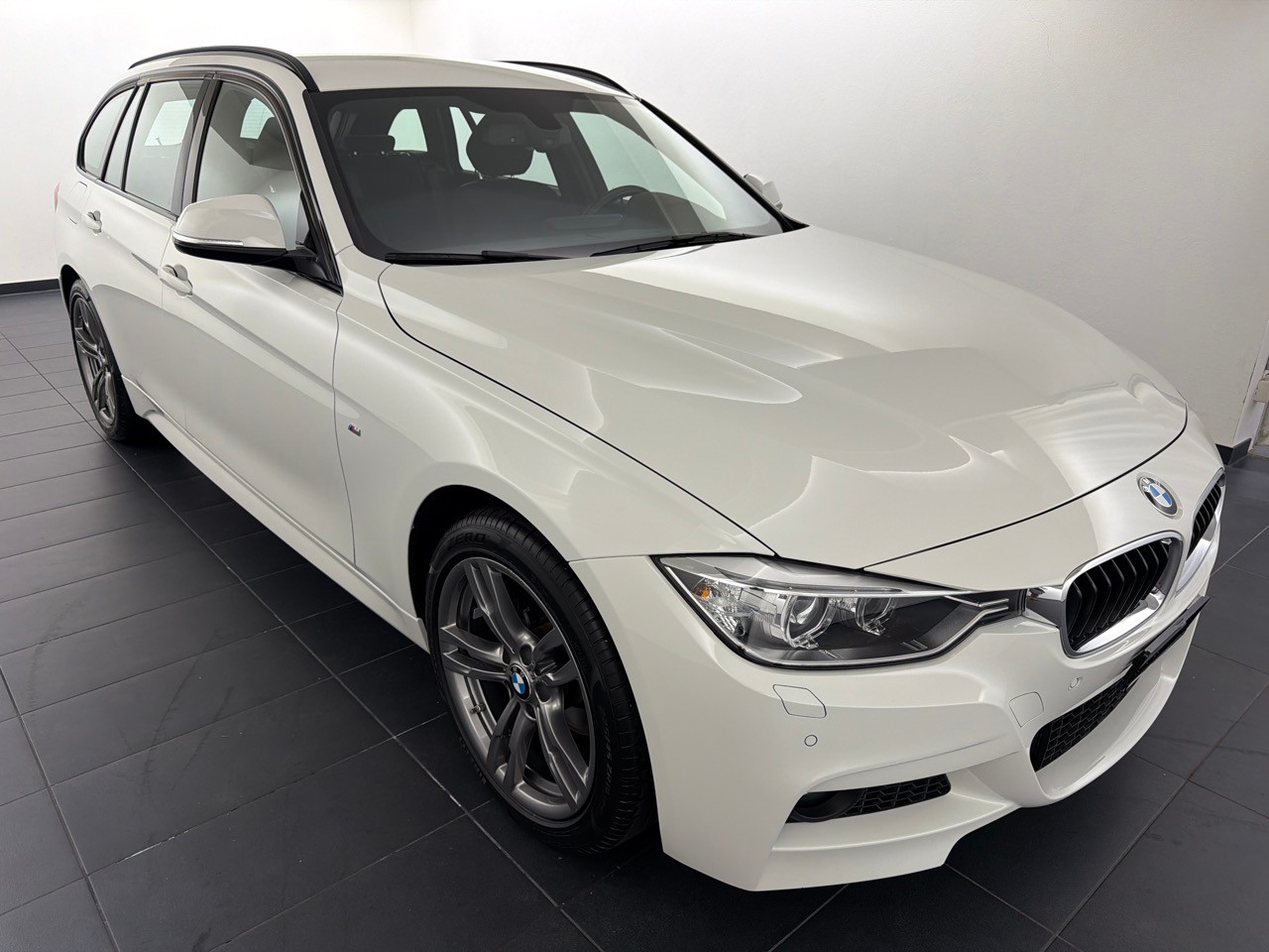 BMW 320i xDrive Touring-image-3