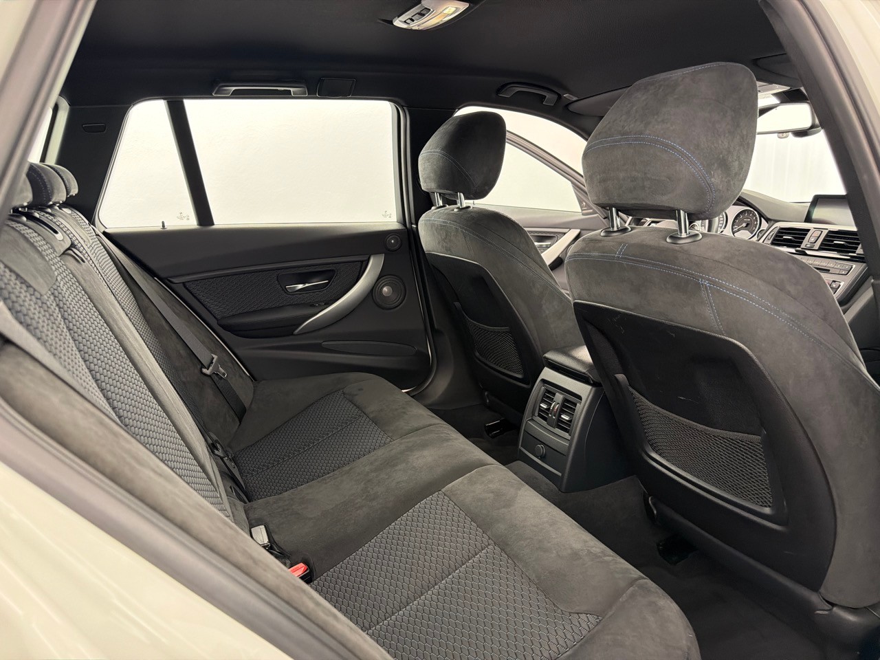 BMW 320i xDrive Touring-image-7