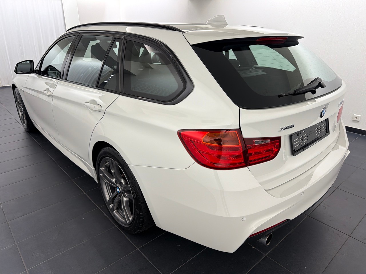 BMW 320i xDrive Touring-image-1