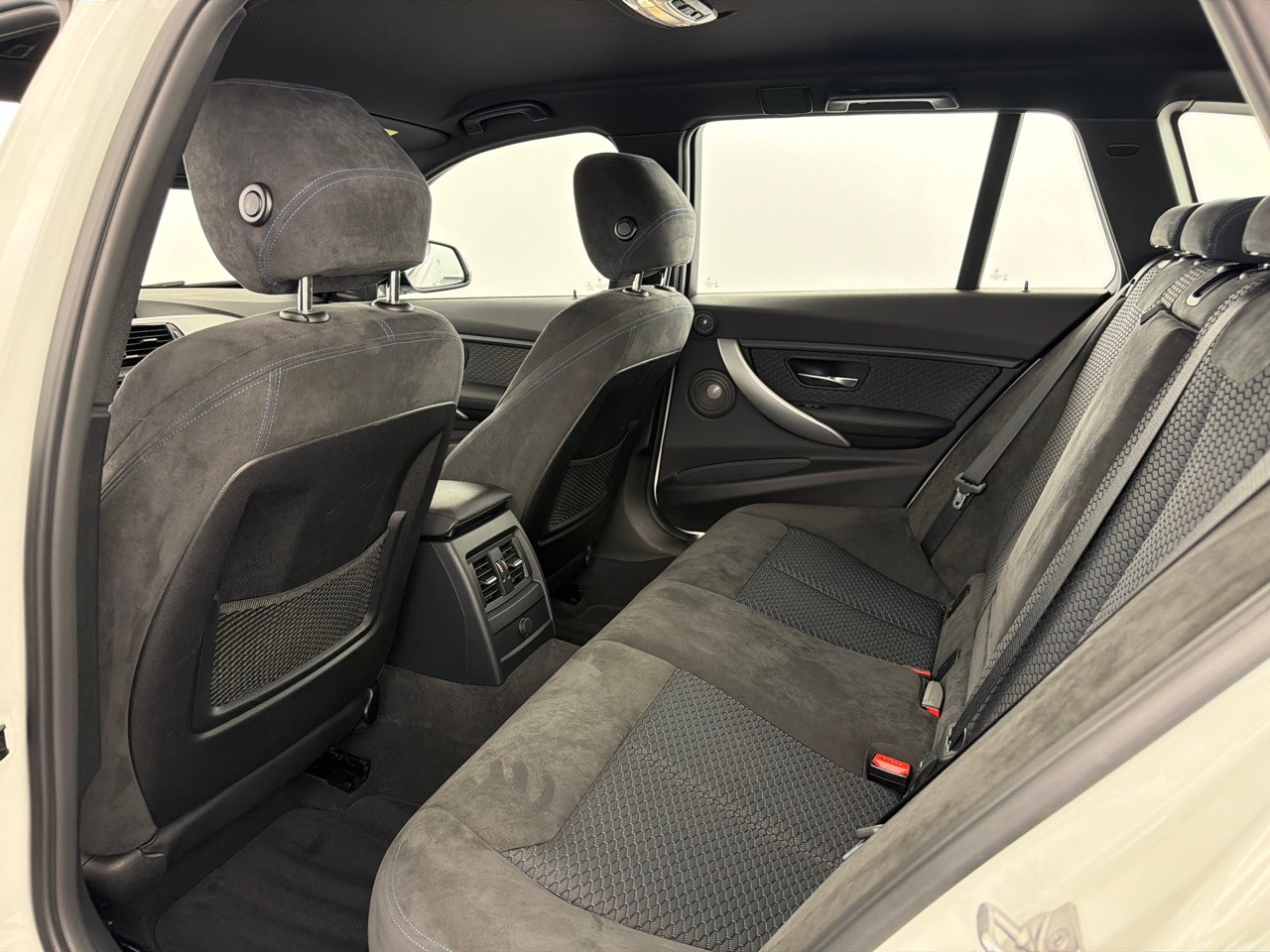 BMW 320i xDrive Touring-image-5