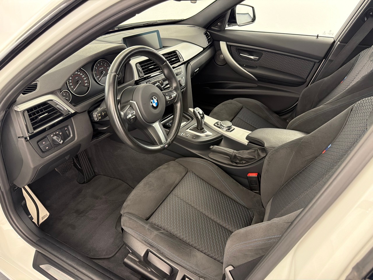 BMW 320i xDrive Touring-image-4
