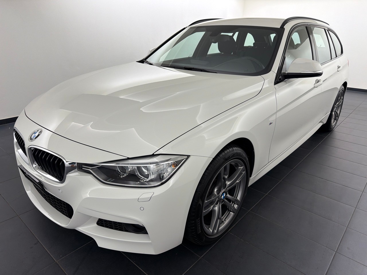 BMW 320i xDrive Touring-image-0