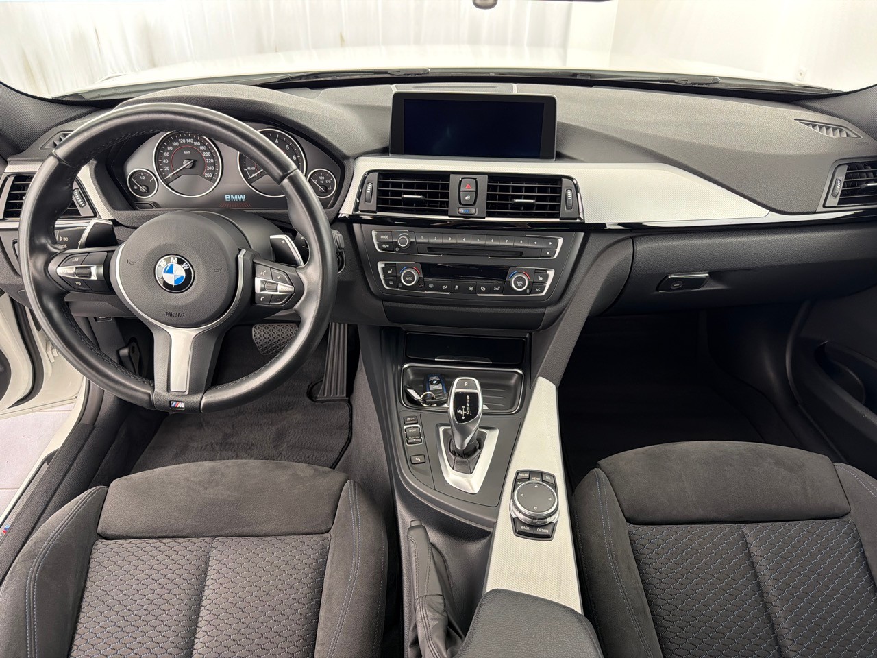 BMW 320i xDrive Touring-image-6