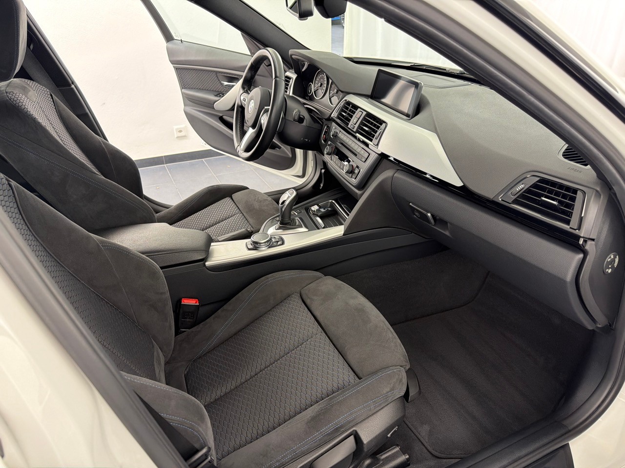 BMW 320i xDrive Touring-image-8