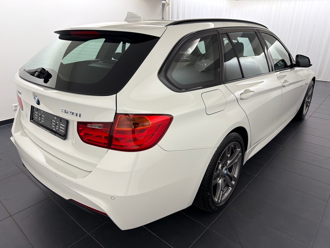 BMW 320i xDrive Touring-image-2