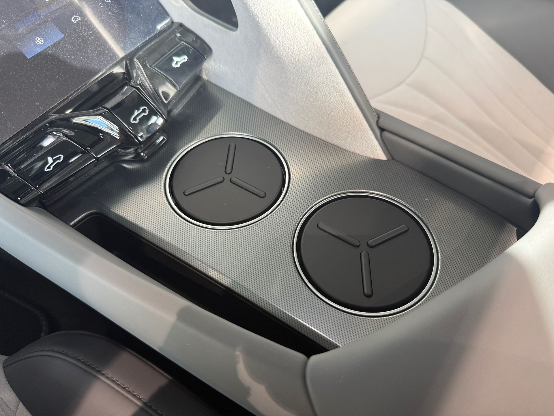 MG Cyberster 77kWh 4WD-image-27