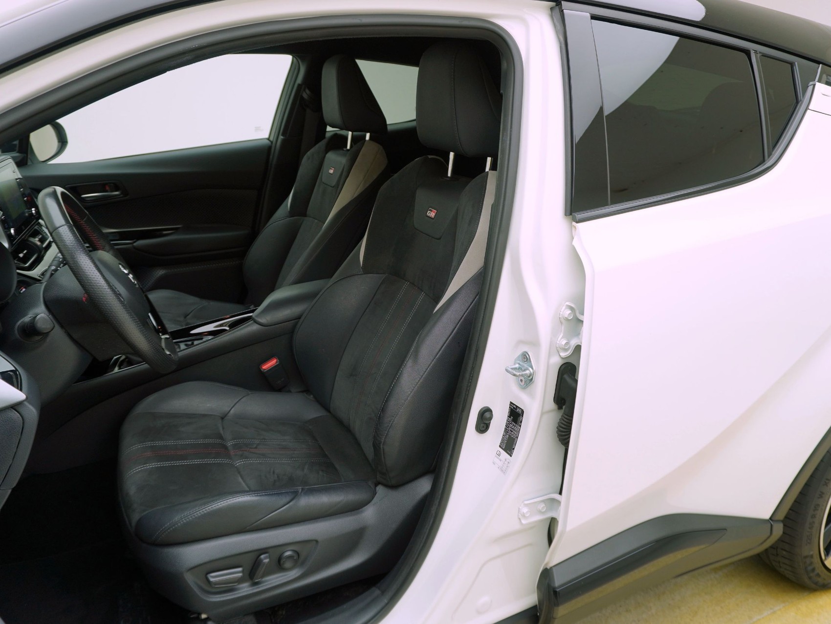 TOYOTA C-HR 2.0 VVTi HSD GR Sport-image-8
