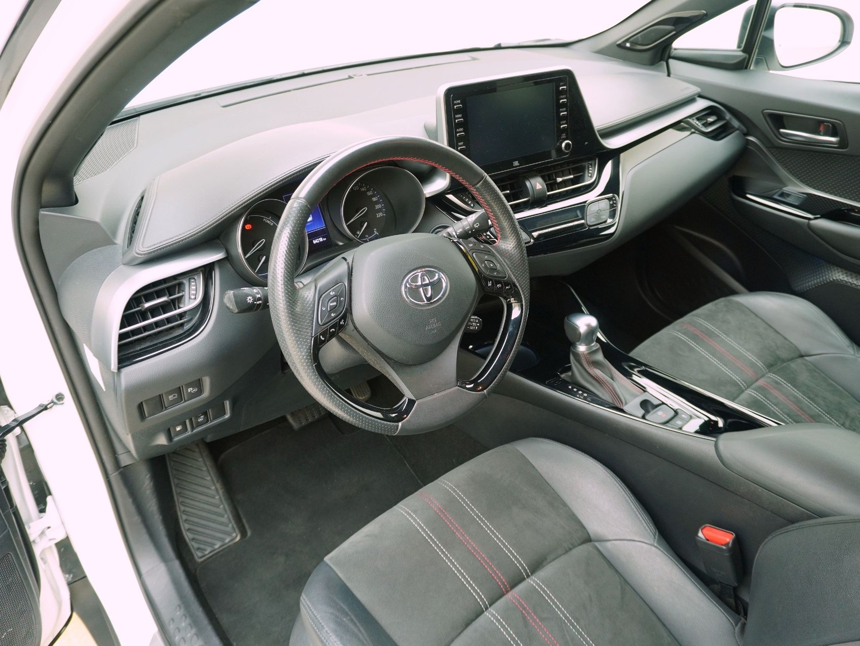 TOYOTA C-HR 2.0 VVTi HSD GR Sport-image-9