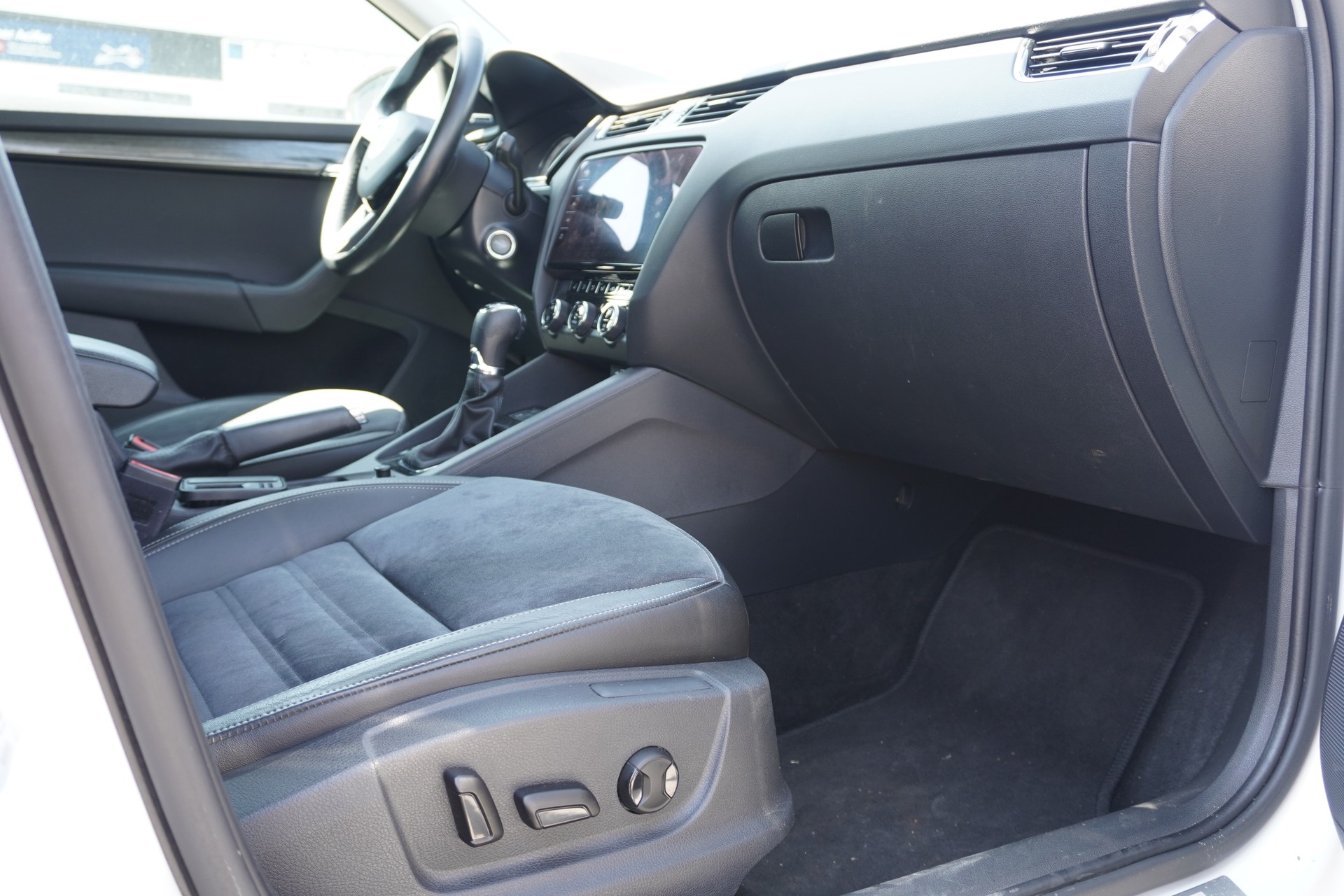 SKODA Octavia Combi 2.0 TSI Scout 4x4 DSG-image-17