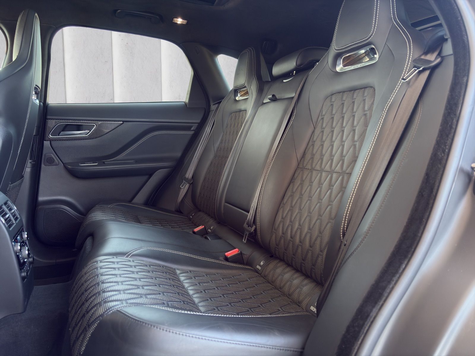 JAGUAR F-Pace 5.0 V8 SVR AWD Automatik-image-16