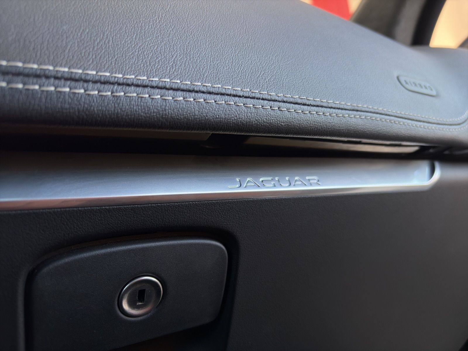 JAGUAR F-Pace 5.0 V8 SVR AWD Automatik-image-25