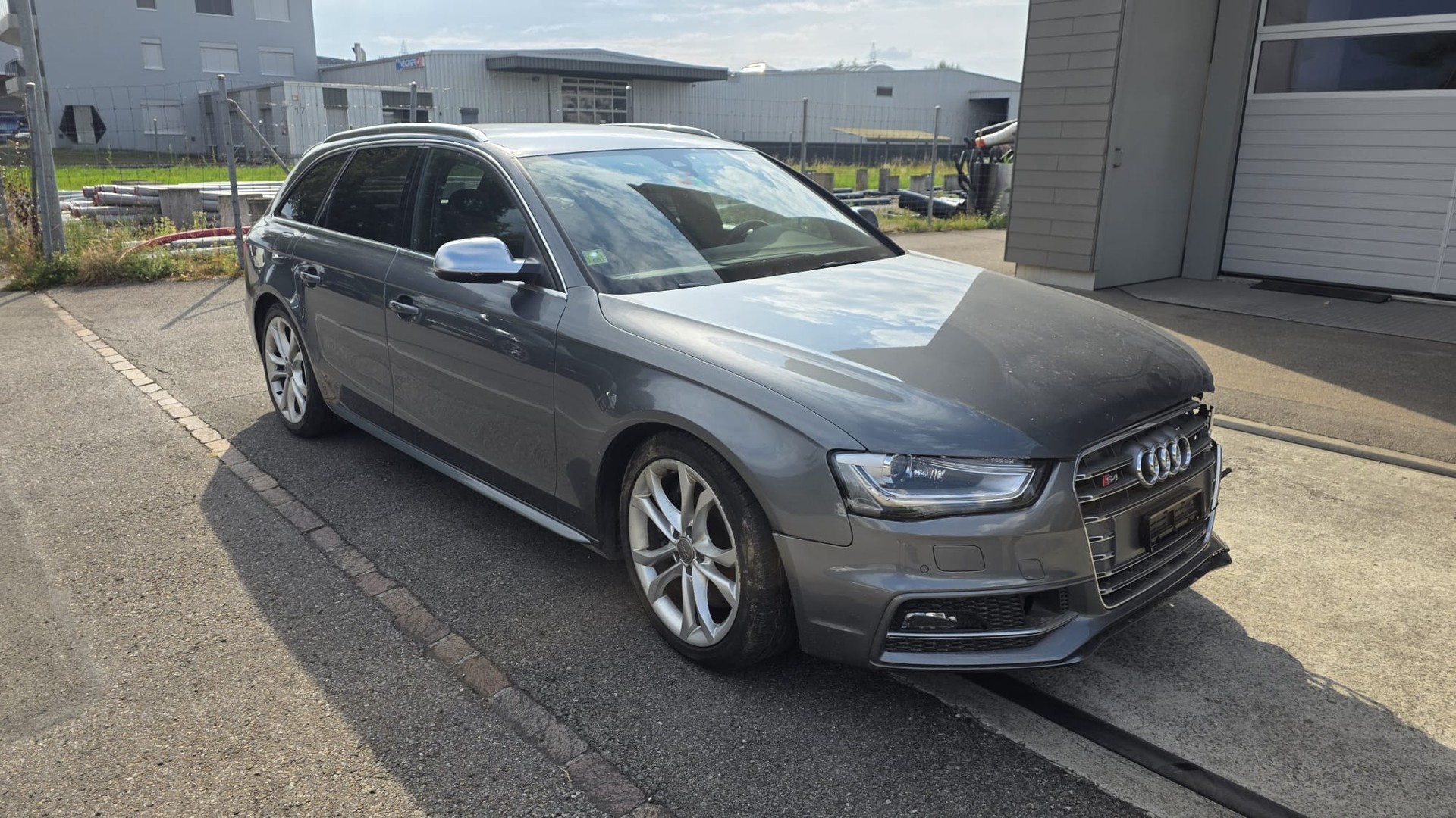 AUDI S4 Avant 3.0 TFSI quattro S-tronic-image-1