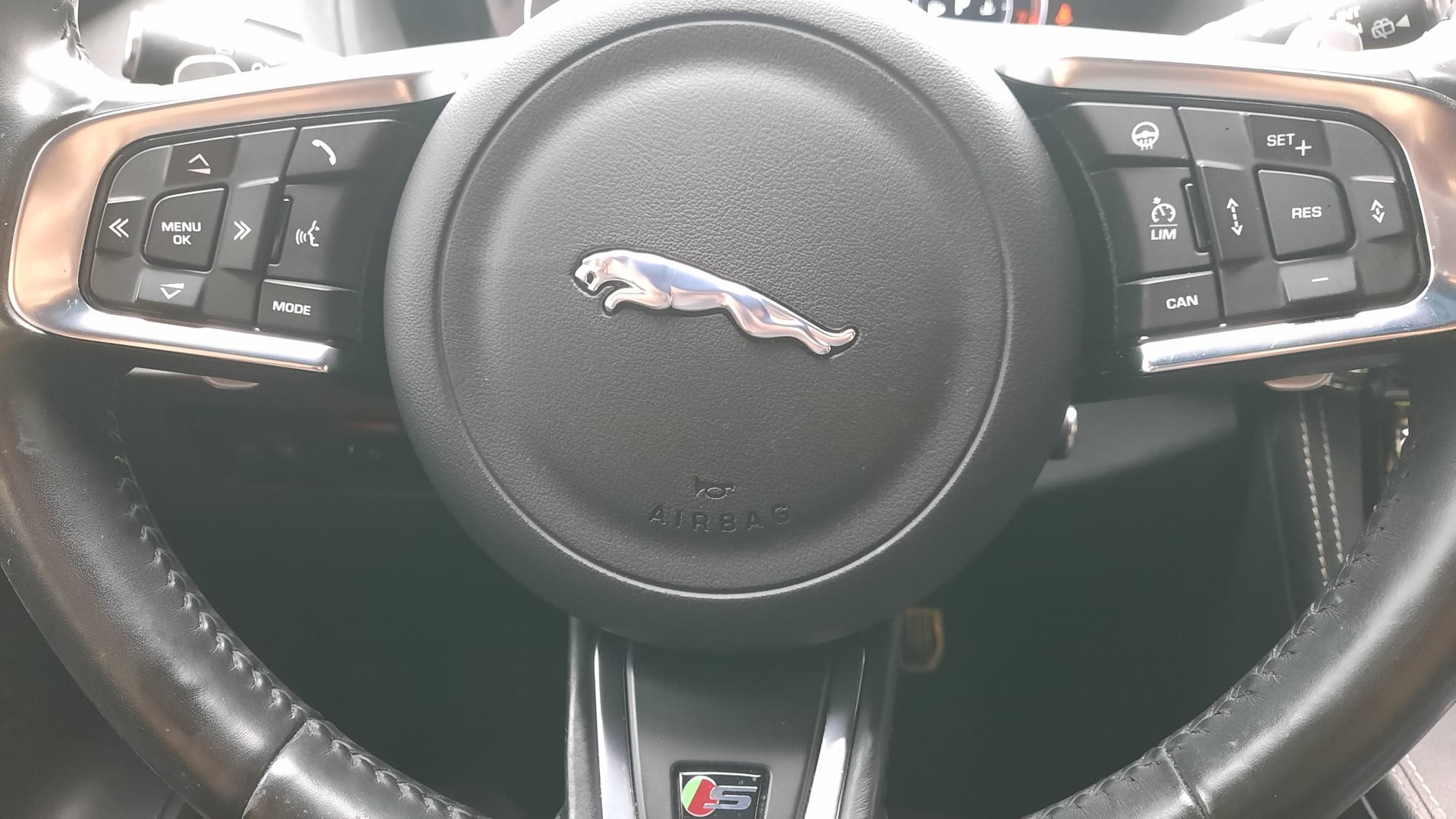 JAGUAR F-Pace 3.0 V6 S AWD Automatik-image-10
