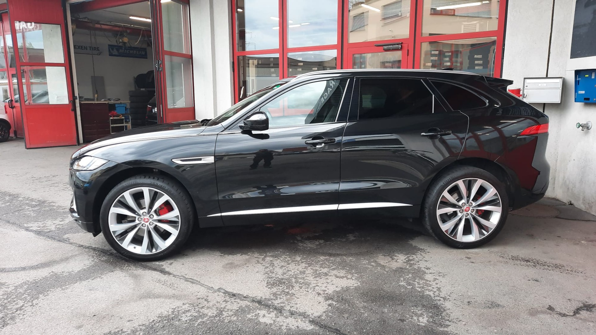 JAGUAR F-Pace 3.0 V6 S AWD Automatik-image-2