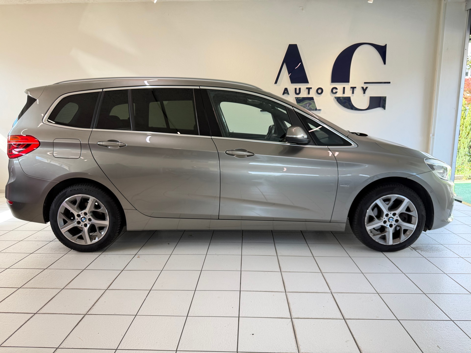 BMW 218i Gran Tourer Luxury Line Steptronic-image-2