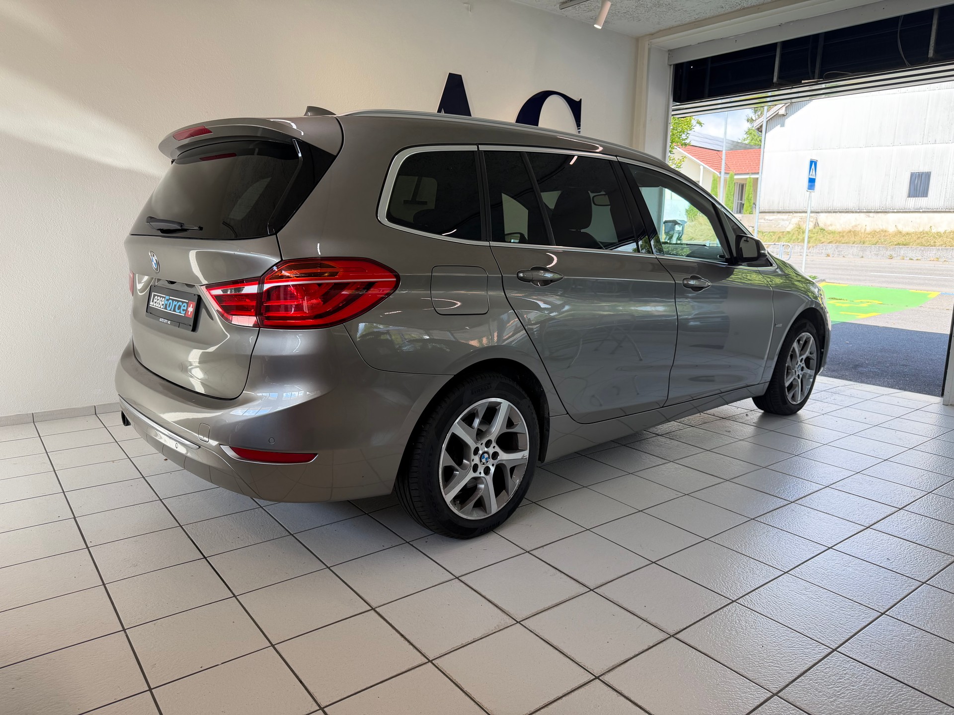 BMW 218i Gran Tourer Luxury Line Steptronic-image-1