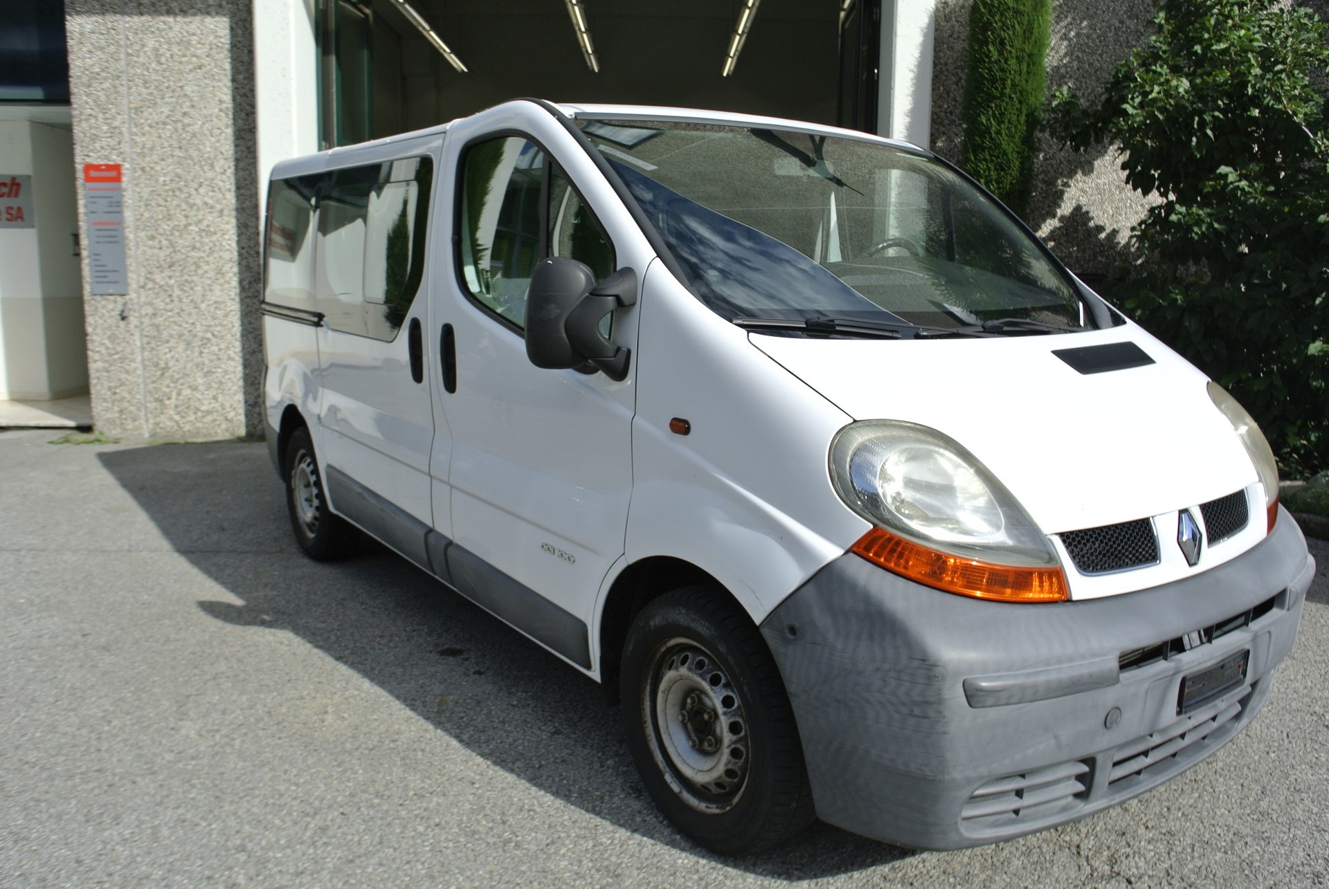 RENAULT Trafic 1.9 dCi 100 2.9t-image-2