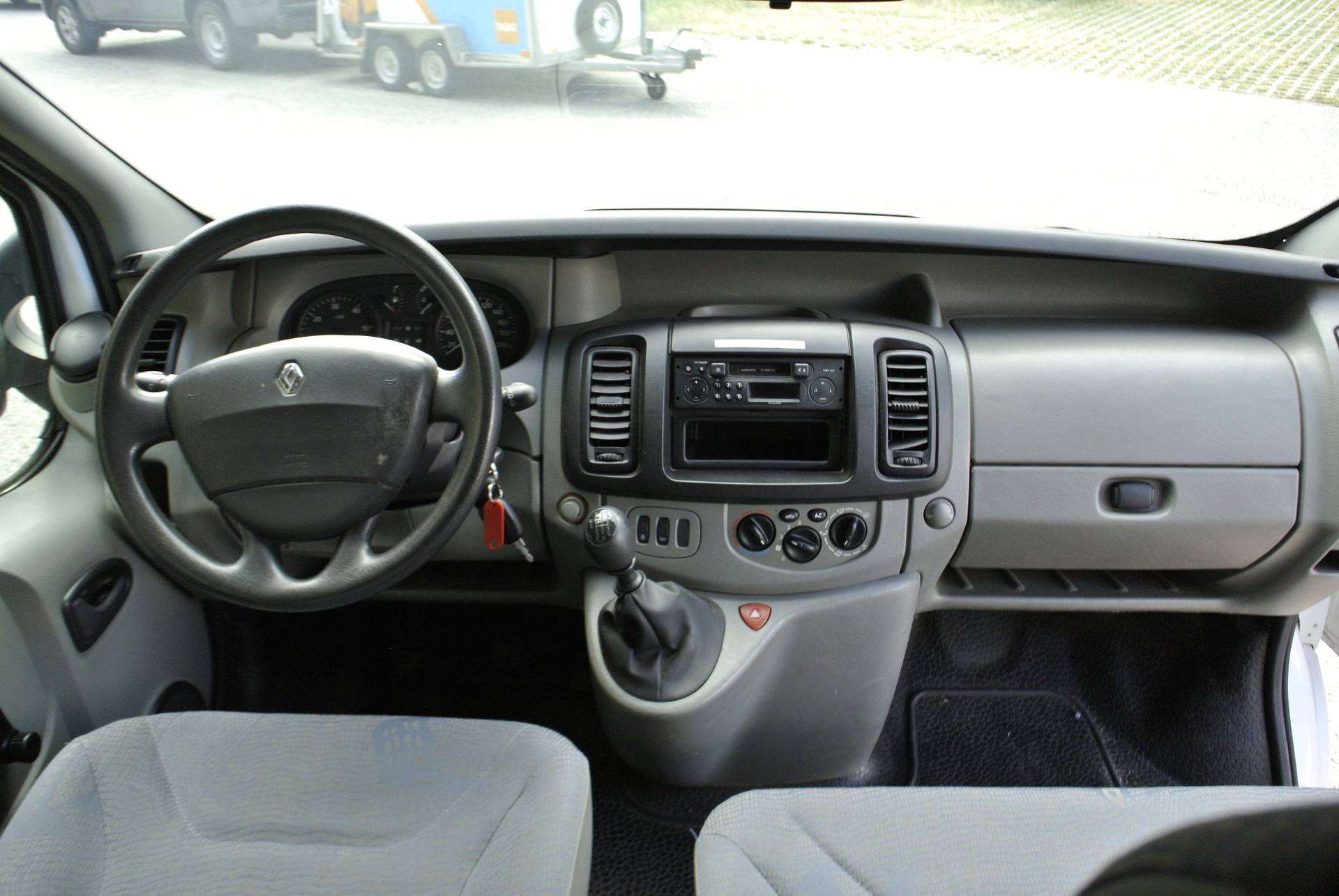RENAULT Trafic 1.9 dCi 100 2.9t-image-13