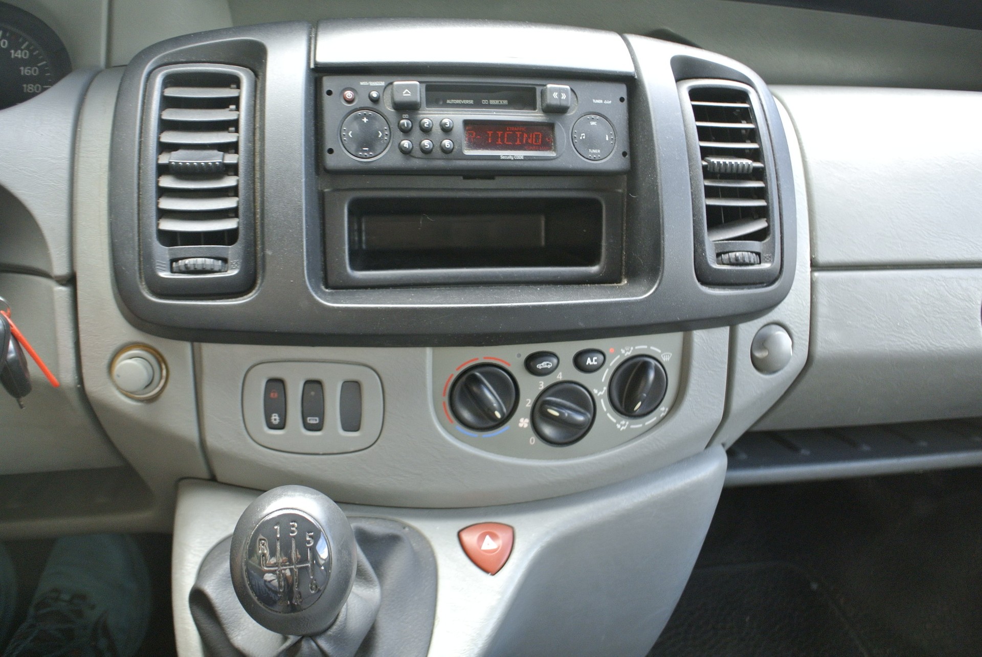 RENAULT Trafic 1.9 dCi 100 2.9t-image-17