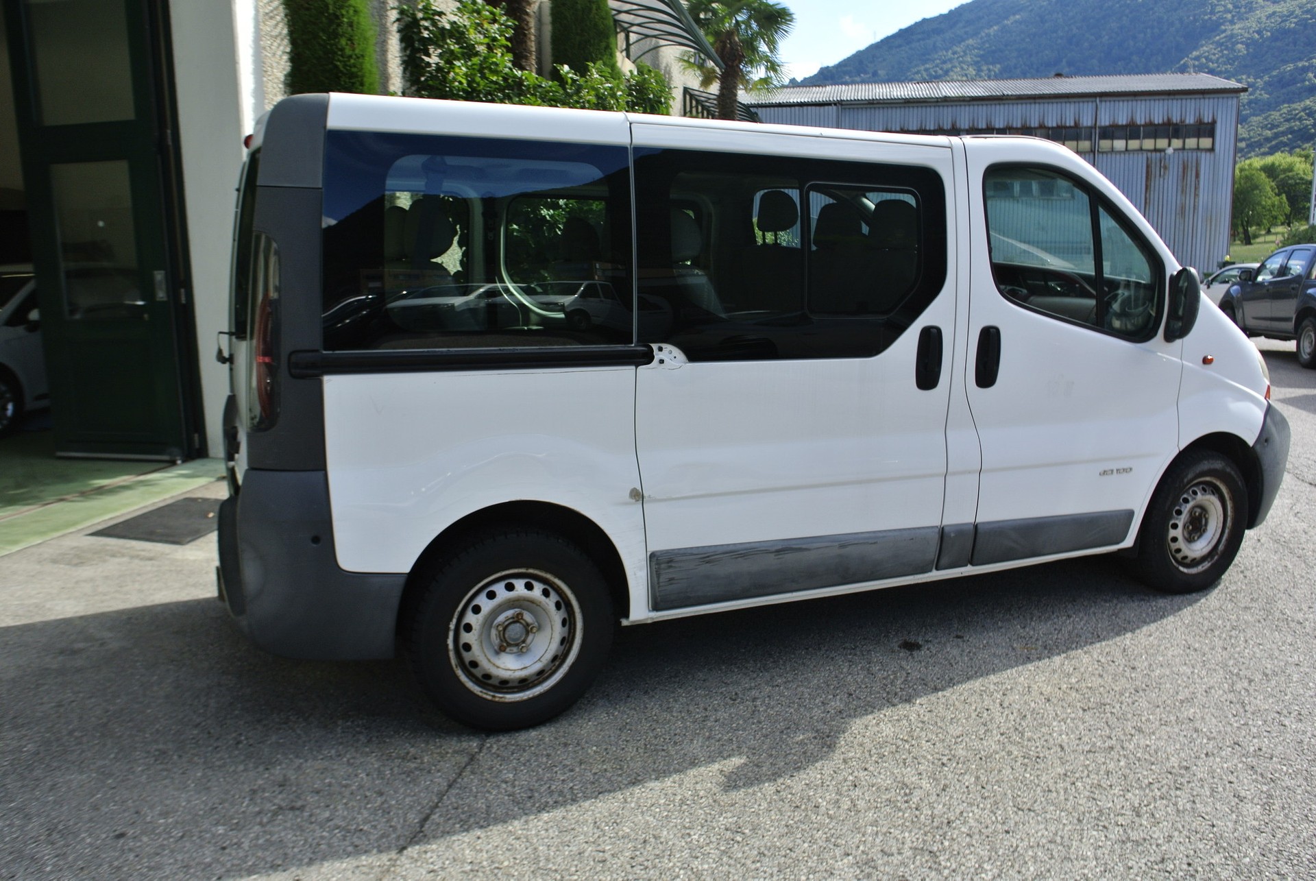 RENAULT Trafic 1.9 dCi 100 2.9t-image-4
