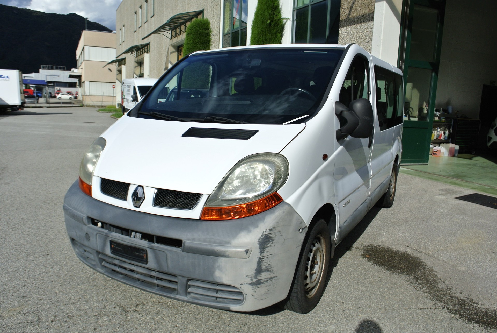 RENAULT Trafic 1.9 dCi 100 2.9t-image-0