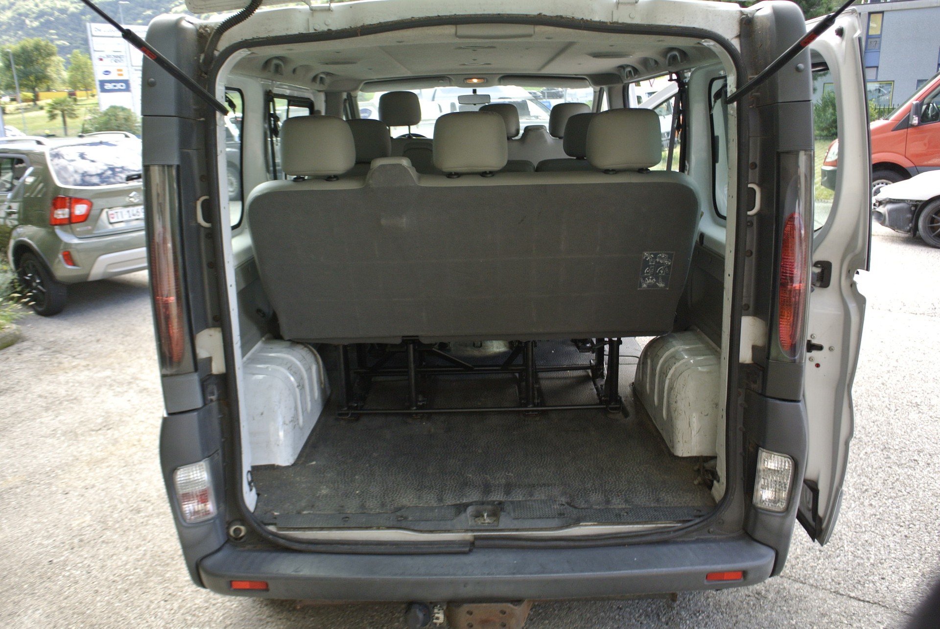 RENAULT Trafic 1.9 dCi 100 2.9t-image-14
