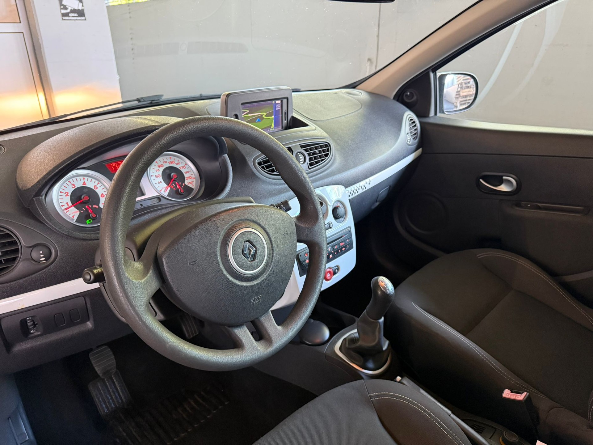 RENAULT Clio 1.2 16V Turbo 20th Edition-image-8