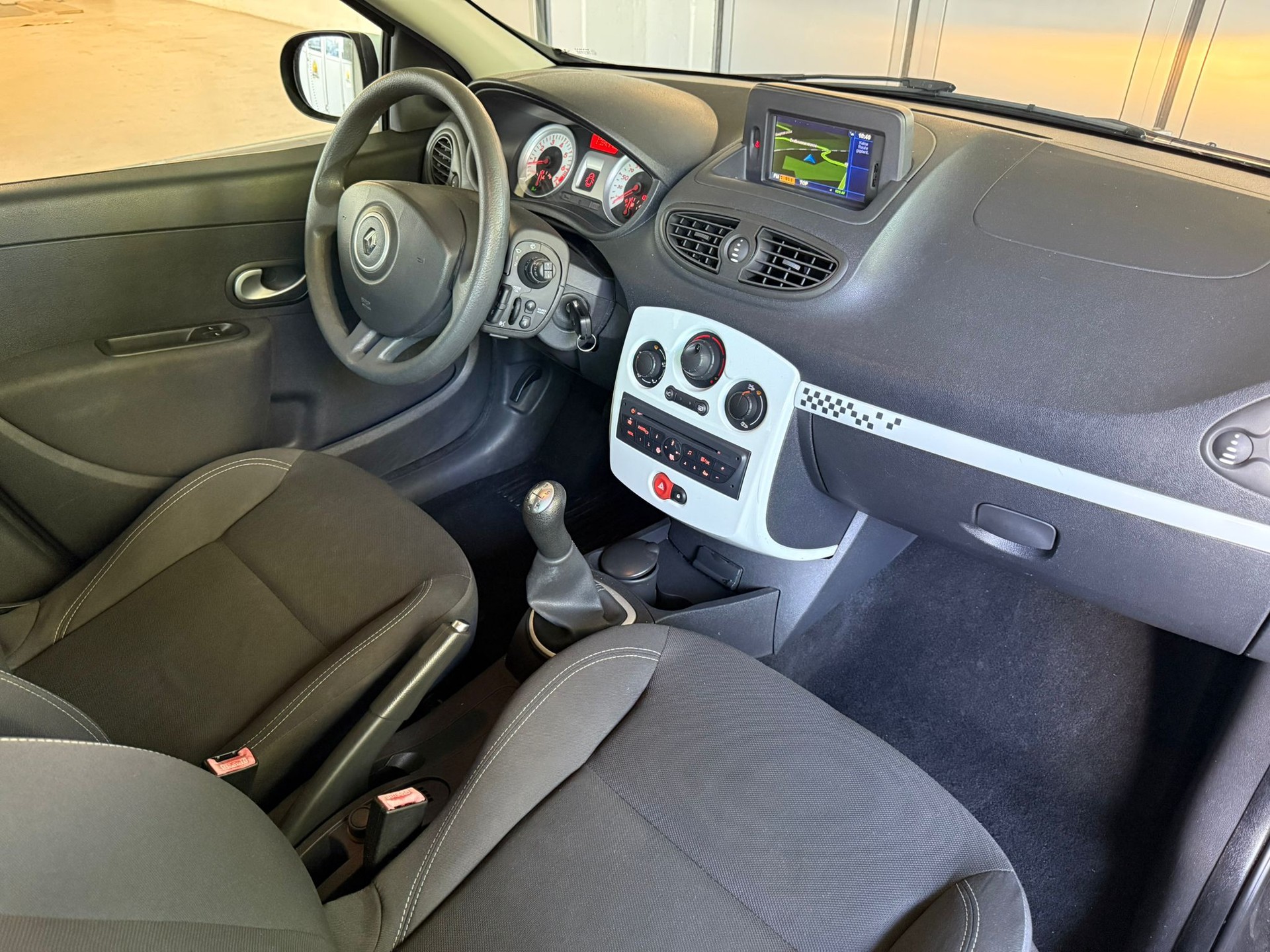 RENAULT Clio 1.2 16V Turbo 20th Edition-image-9