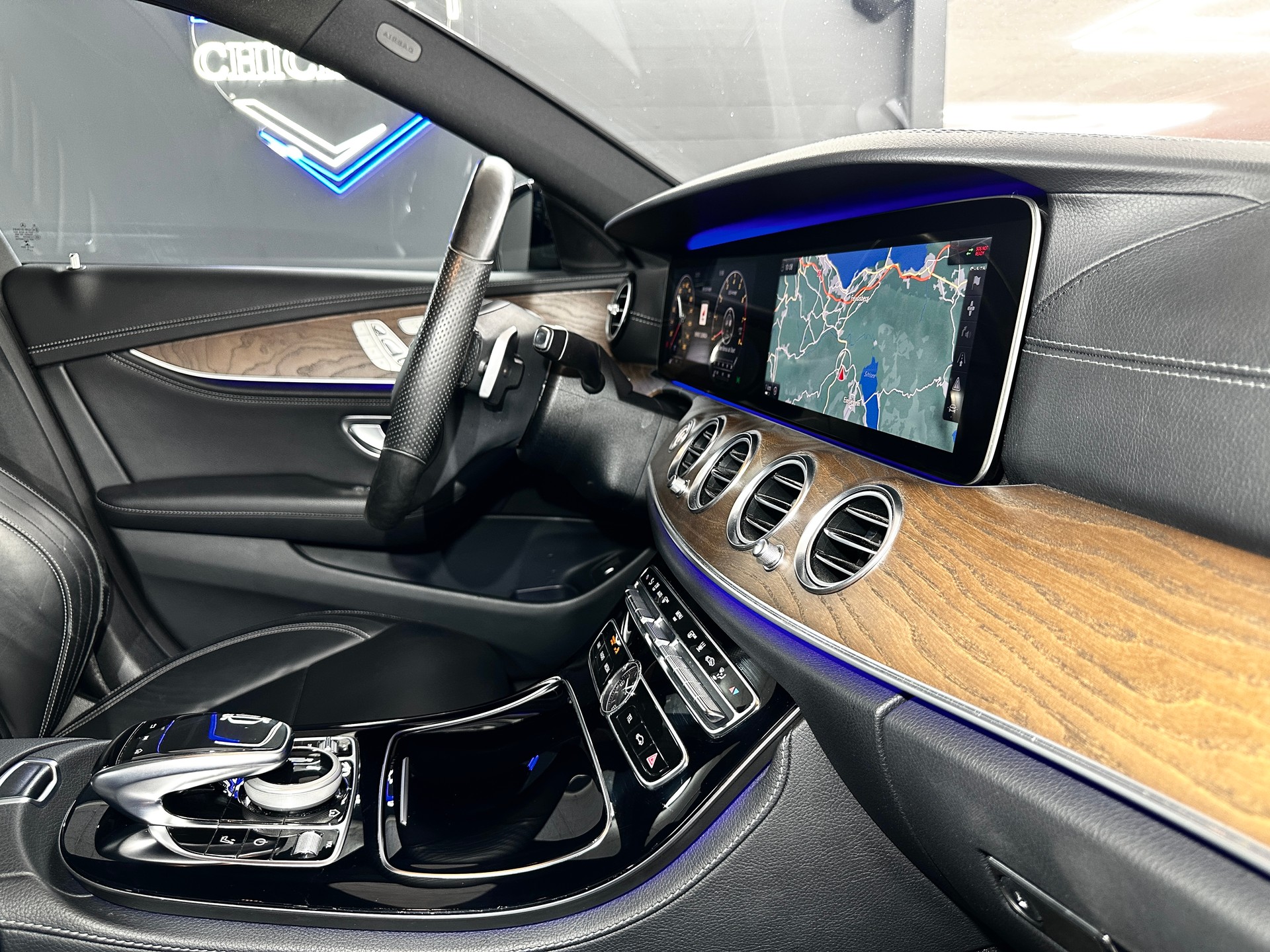 MERCEDES-BENZ E 400 AMG Line 4 Matic 9G-Tronic-image-25