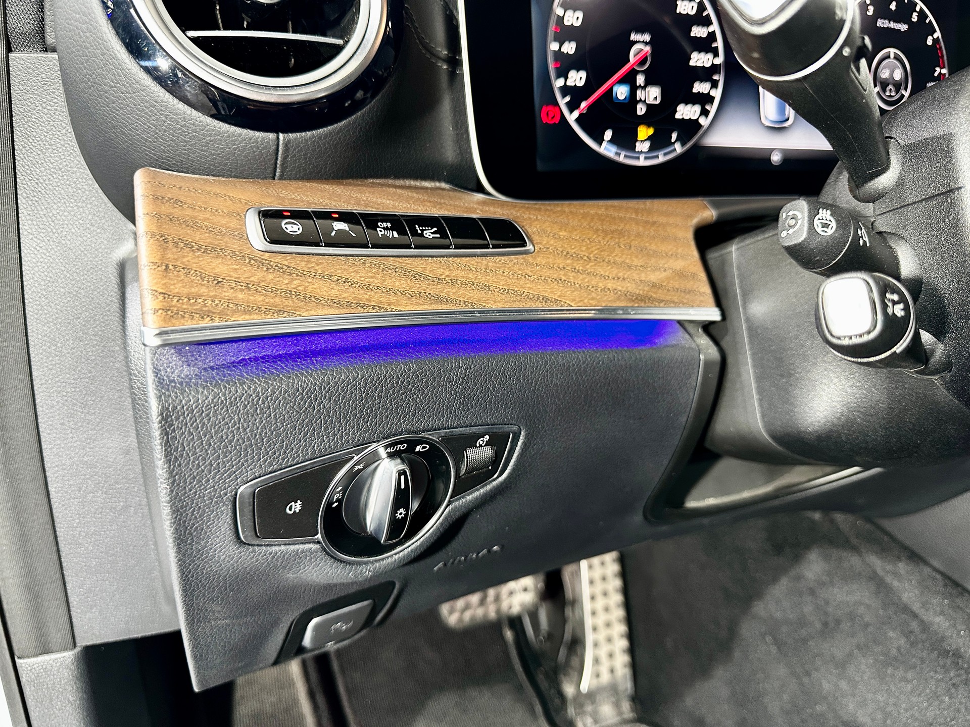 MERCEDES-BENZ E 400 AMG Line 4 Matic 9G-Tronic-image-27